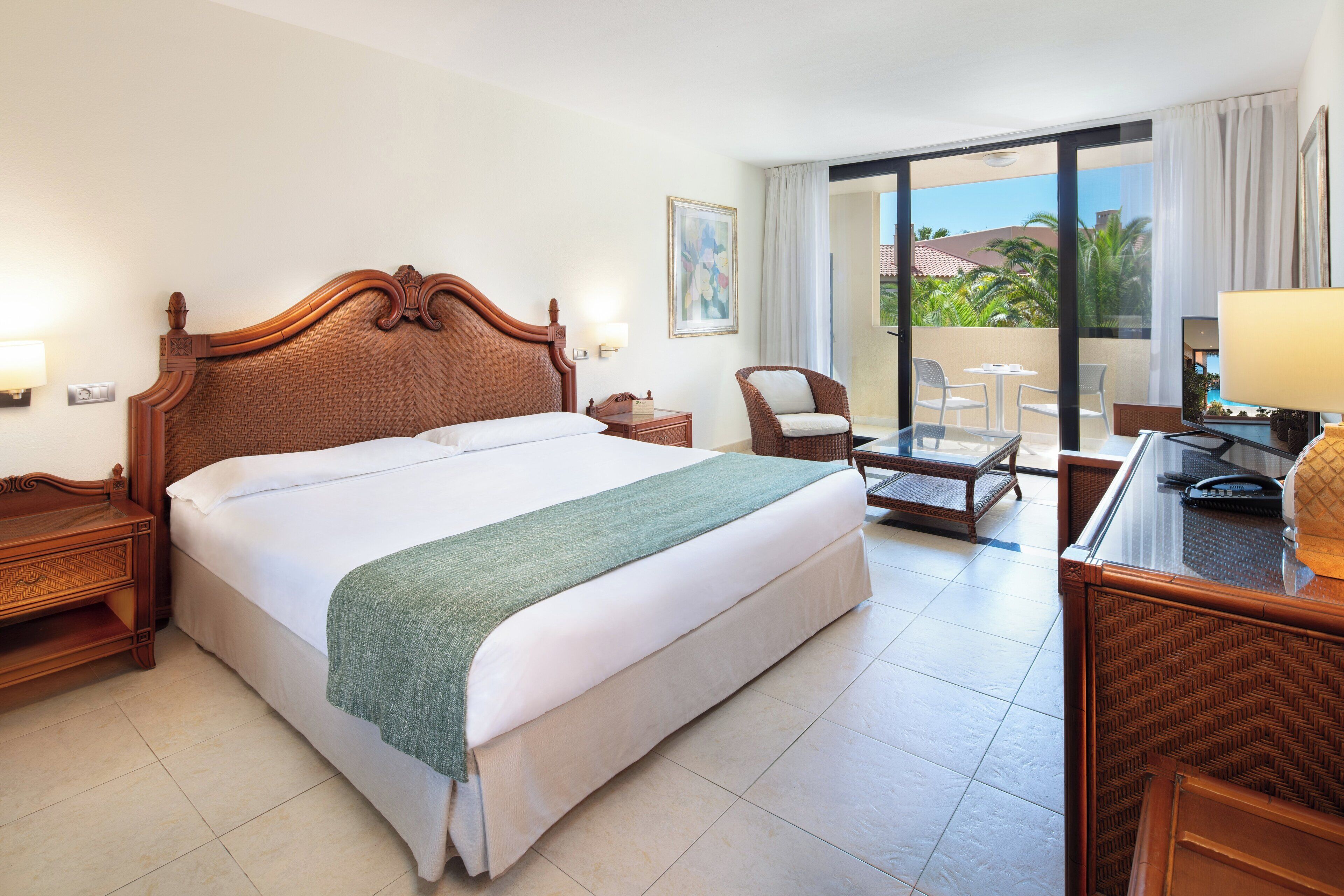 Ropa de cama de alta calidad, minibar, escritorio y cortinas blackout 