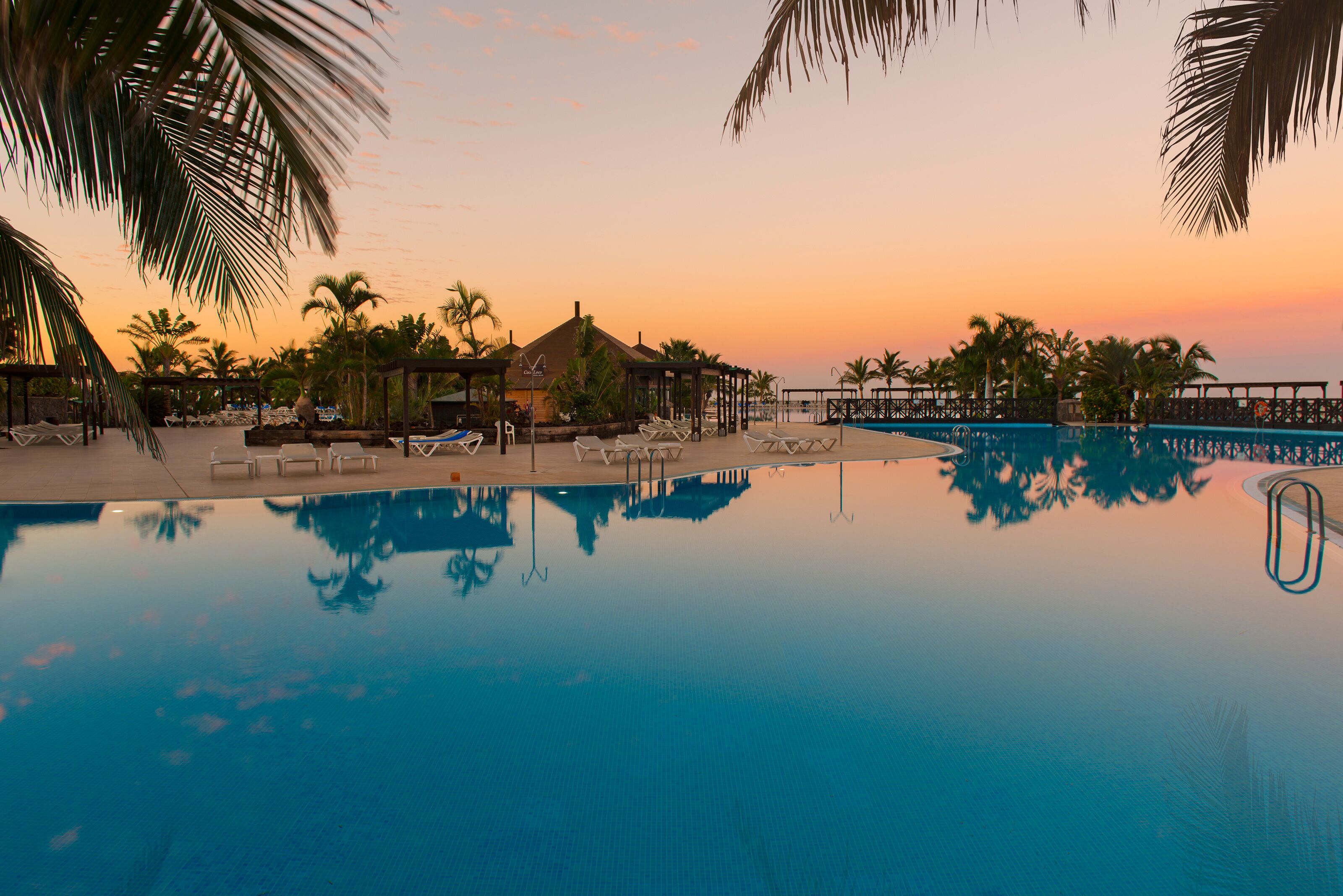 11 من حمّامات السباحة الخارجية، مظلات على حمّام السباحة، مقاعد للتشمس