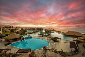 11 outdoor pools, pool umbrellas, pool loungers