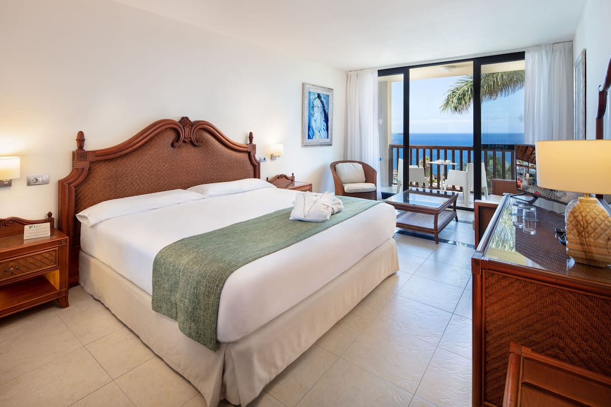 1 bedroom, premium bedding, minibar, desk