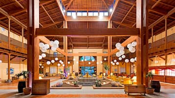 5 bares o lounges, 2 bares junto a la alberca