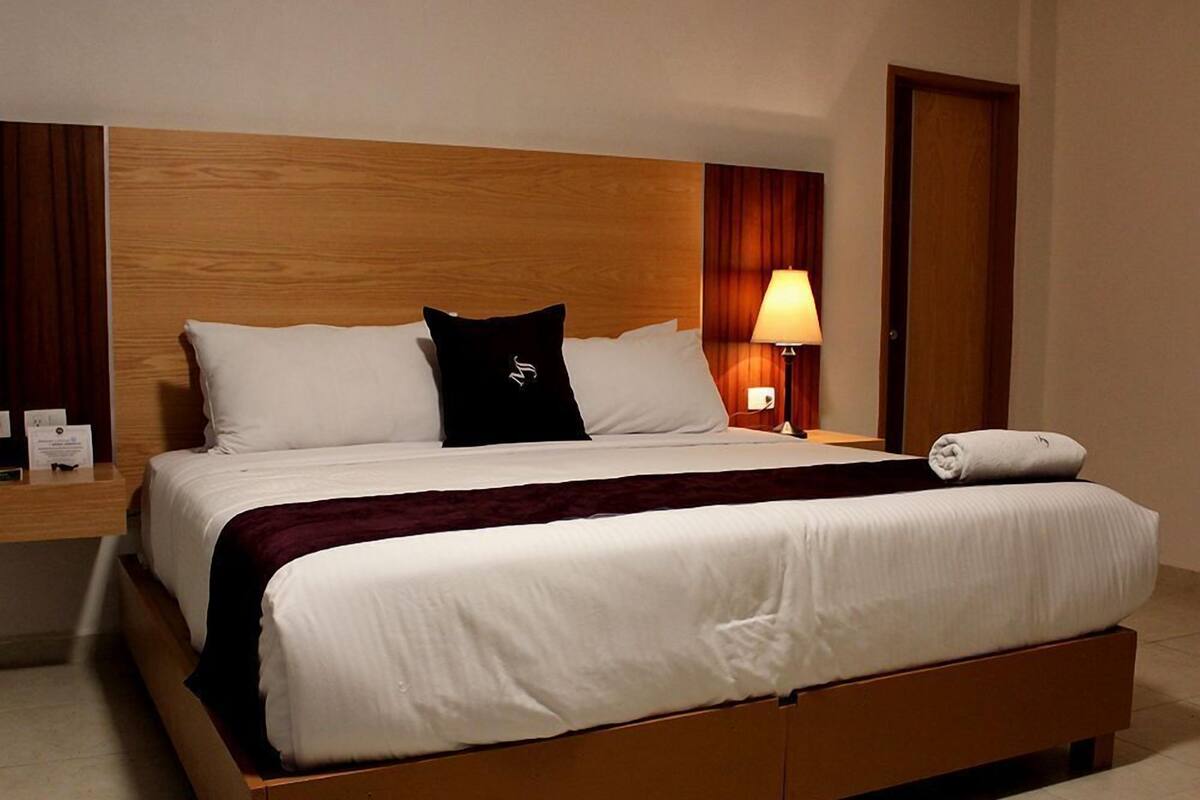 Superior kamer, 1 kingsize bed | Luxe beddengoed, donzen dekbedden, een kluis op de kamer