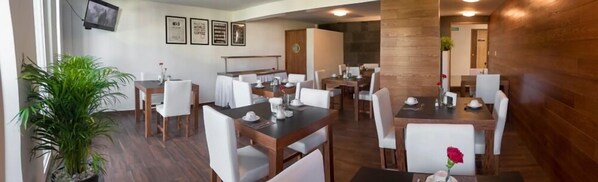 S'hi serveixen esmorzars, dinars i plats de cuina mexicana