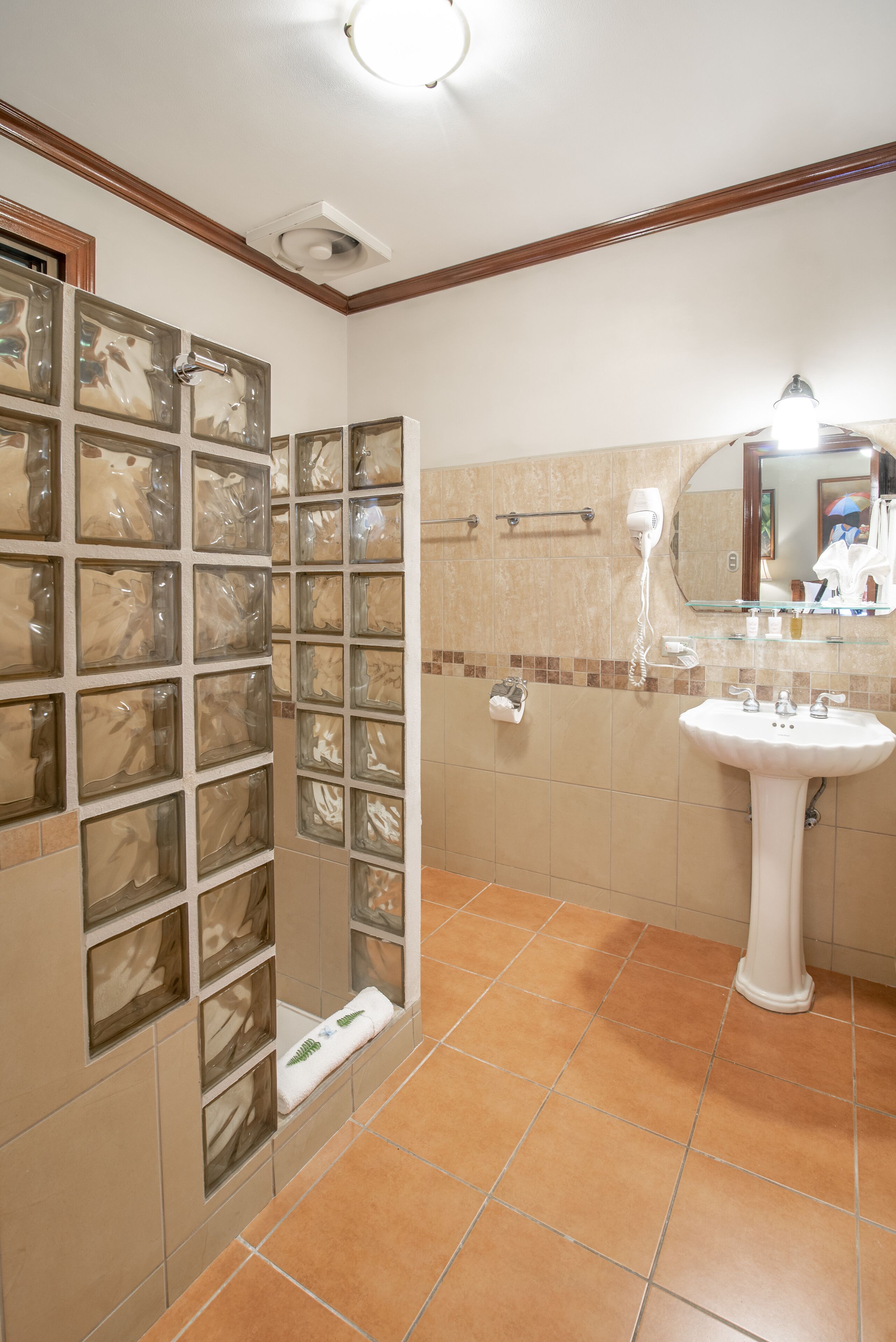 standard double room | bathroom | shower, free toiletries, towels