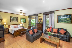 Suite – junior | Sengetøy av topp kvalitet, safe på rommet og skrivebord