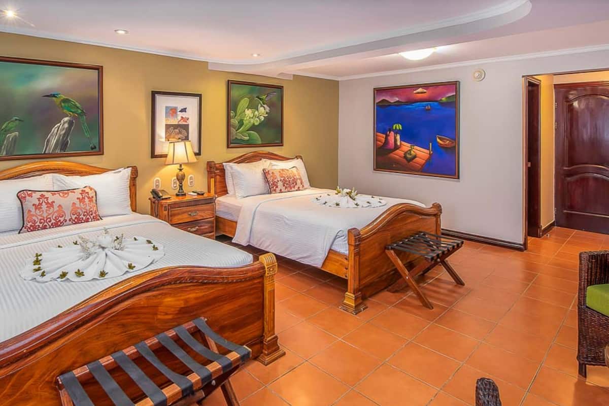 Habitación doble estándar | Ropa de cama de alta calidad y caja de seguridad en la habitación