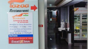 Letrero de Tazaa Restaurant con horario de desayuno y promoción de servicio a la habitación.