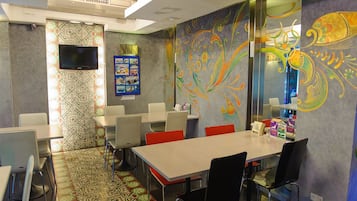 Se sirven desayunos, almuerzos y cenas; cocina india