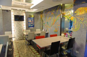 Se sirven desayunos, comidas, cenas y cocina india