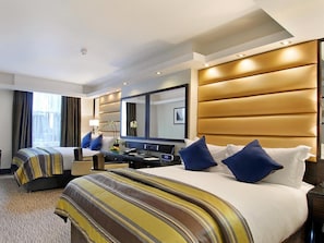 Minibar, caja de seguridad en la habitación y escritorio