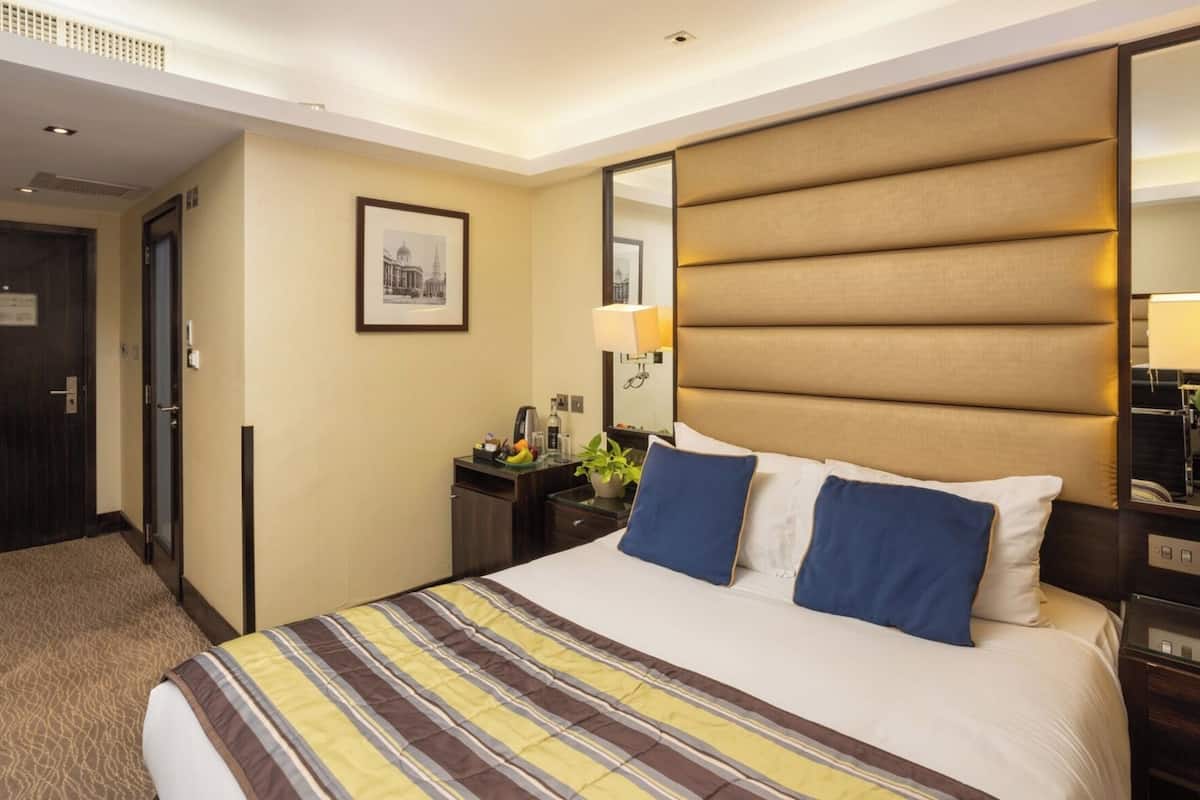 Minibar, caja de seguridad en la habitación y escritorio