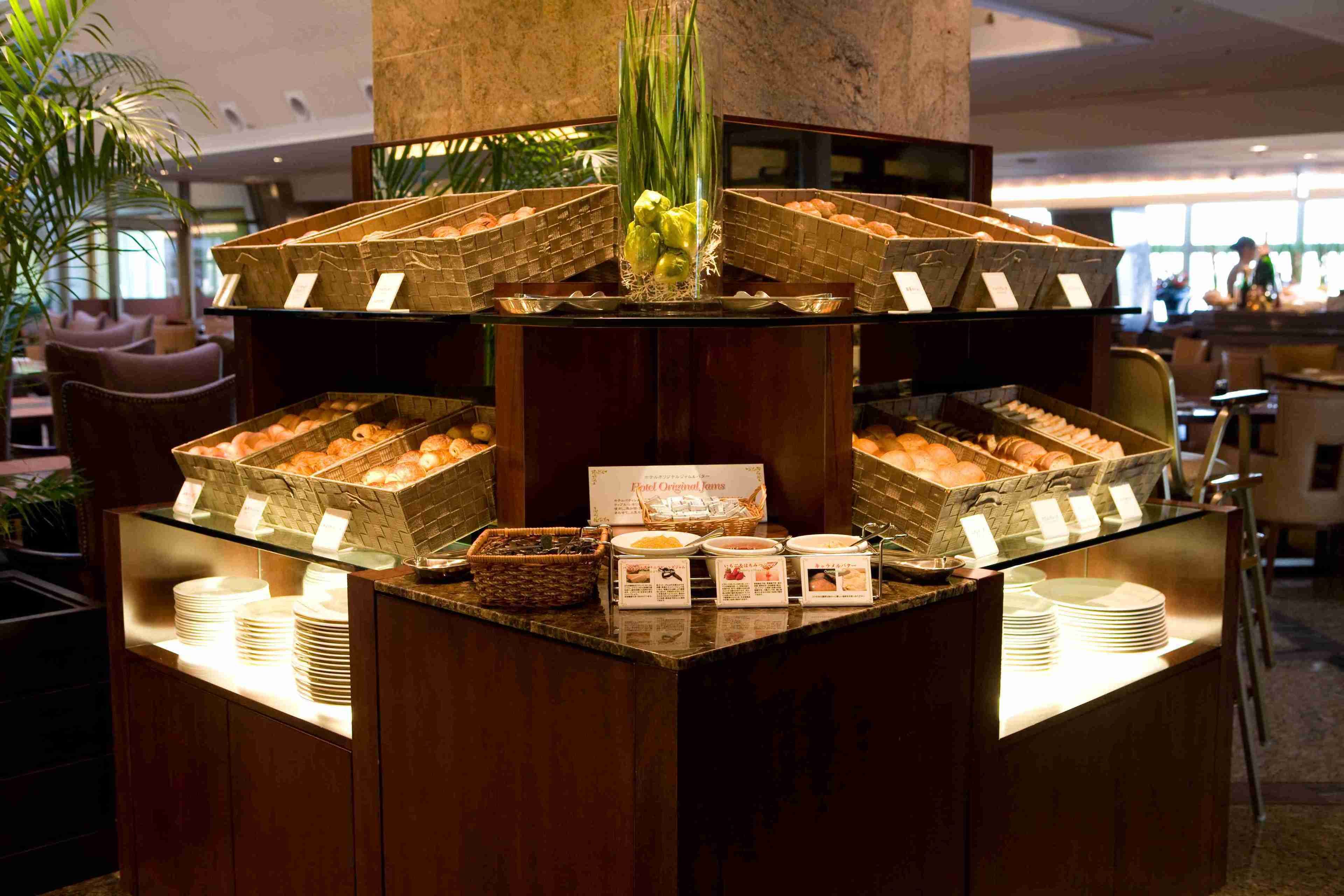 daily buffet breakfast (jpy 2300 per person)