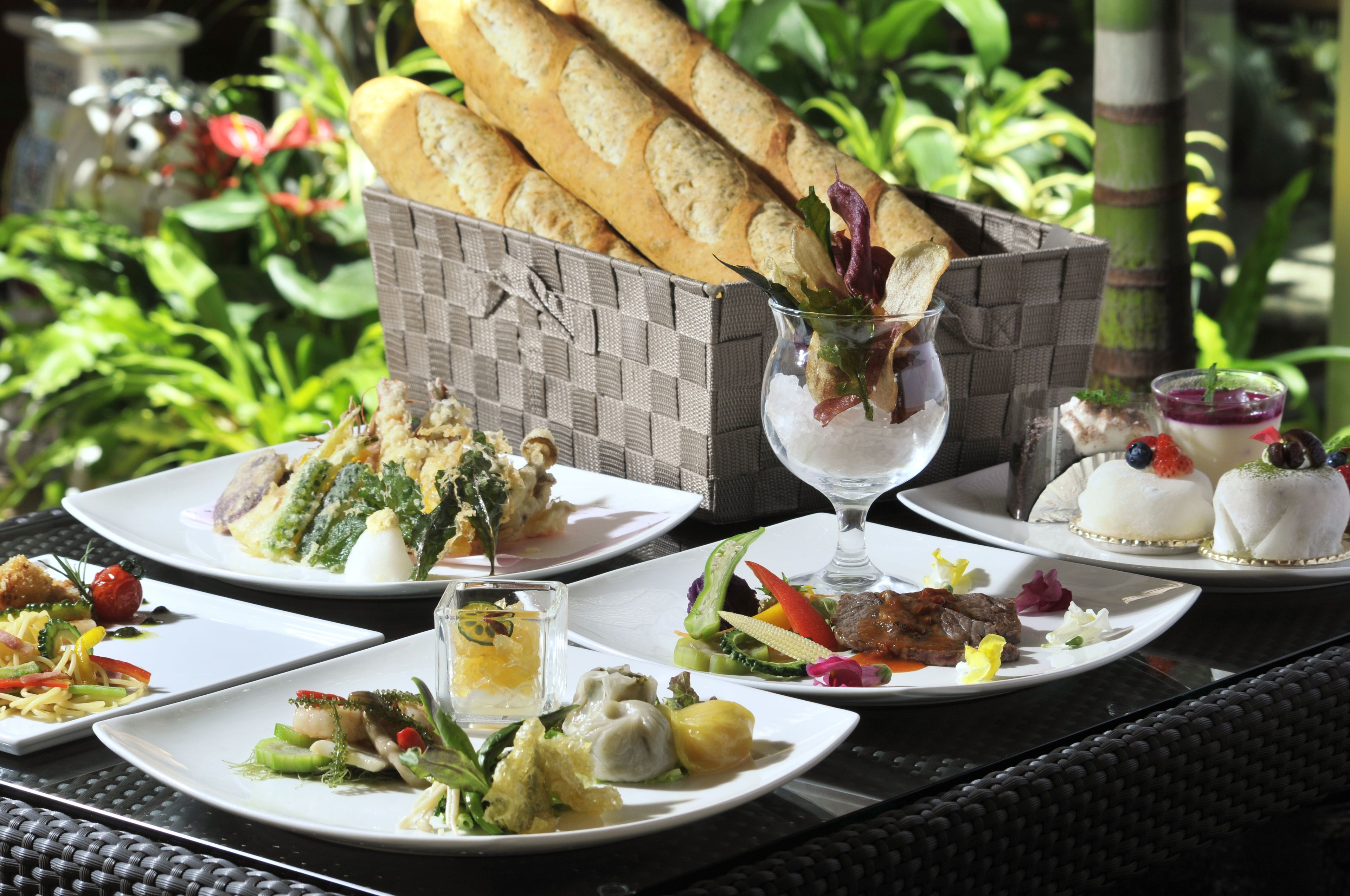 daily buffet breakfast (jpy 2300 per person)