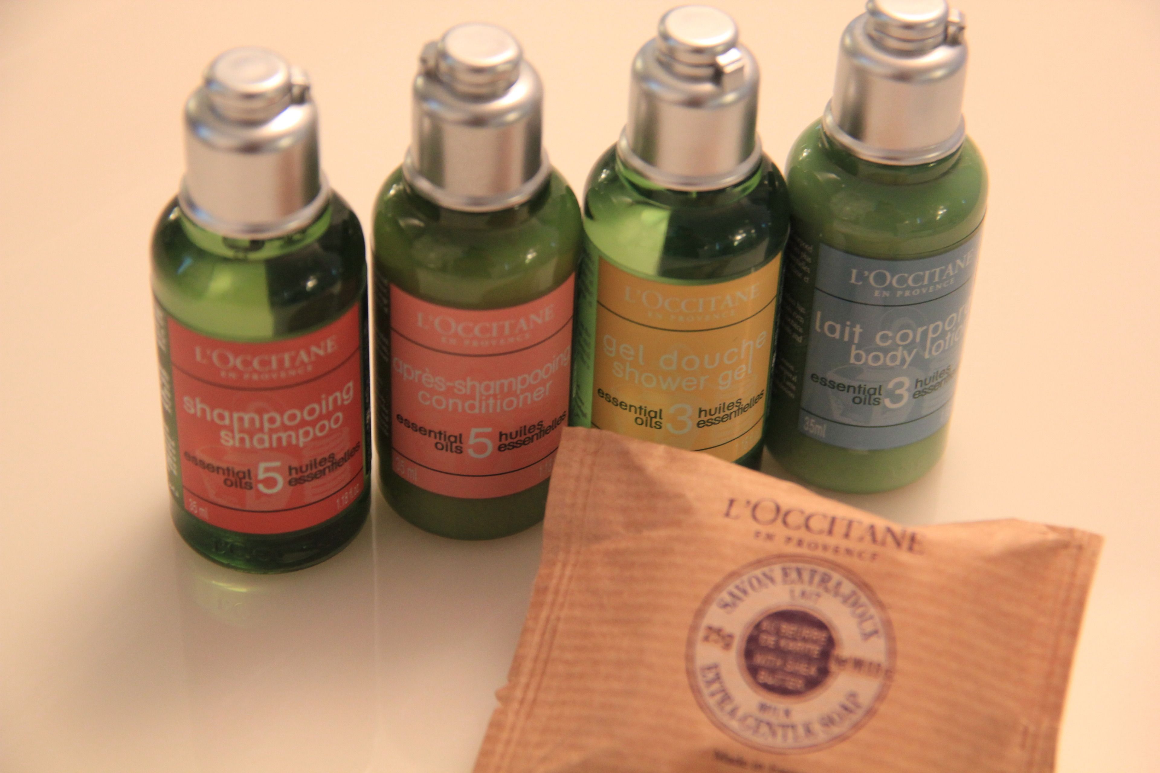 premium twin room | bathroom | combined shower/bathtub, deep-soaking bathtub, free toiletries