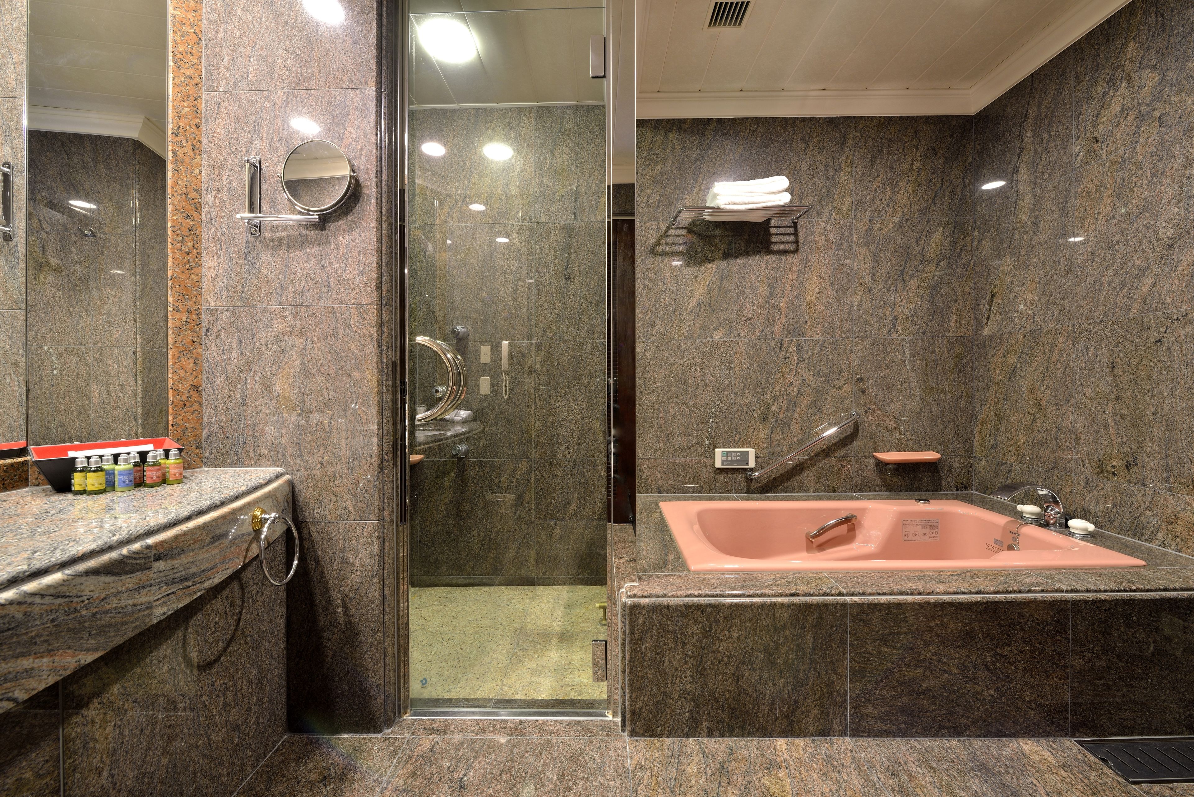 deluxe twin room | bathroom amenities | combined shower/bathtub, deep-soaking bathtub, free toiletries