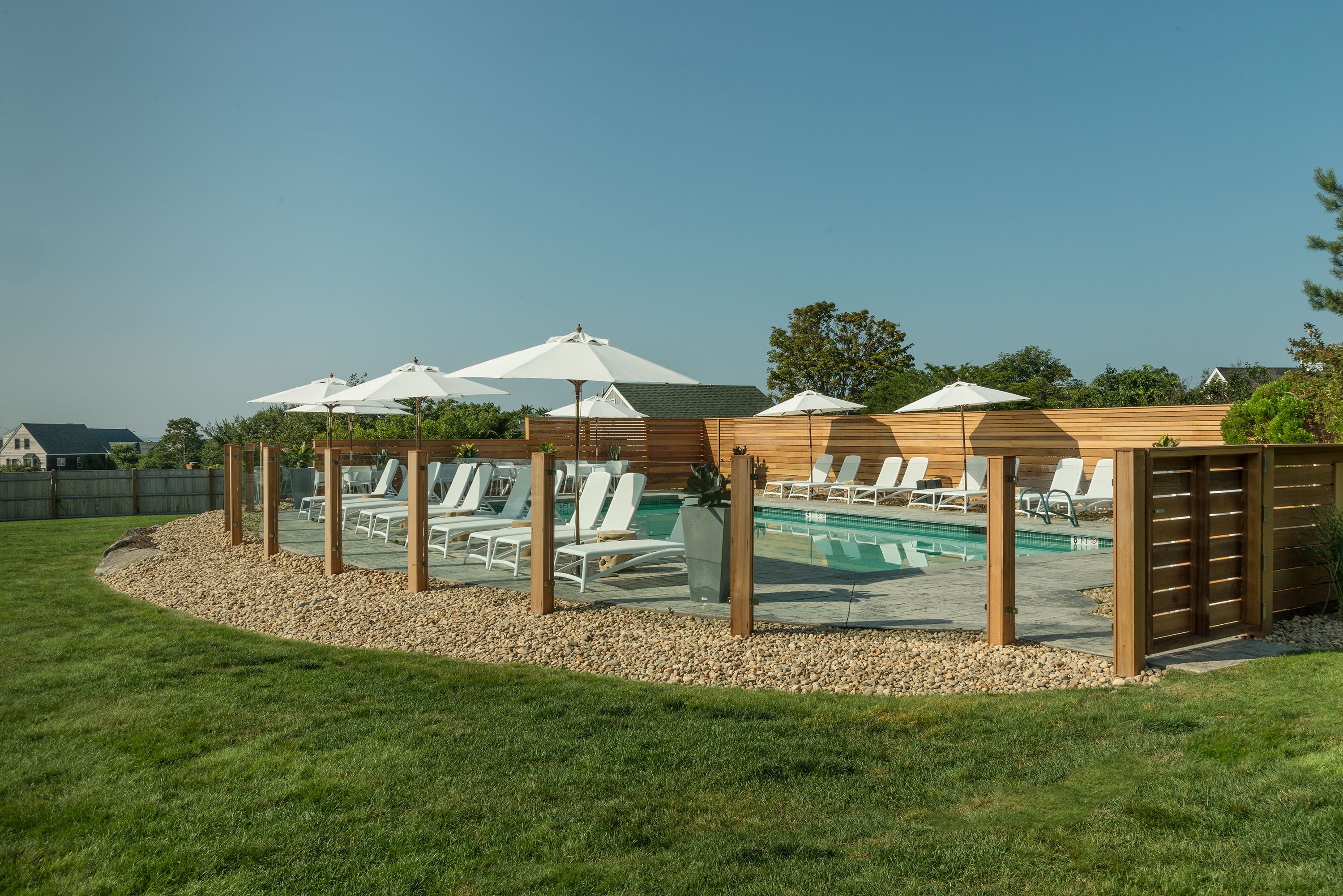 季節性室外泳池；泳池傘、躺椅