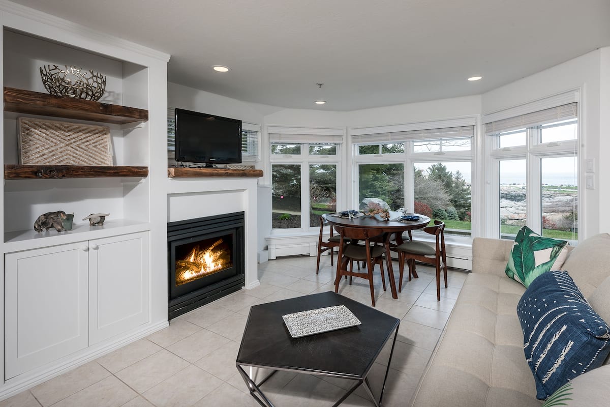 1 Bedroom Garden Style, Partial View | Living area | 44-inch flat-screen TV with cable channels, TV, fireplace