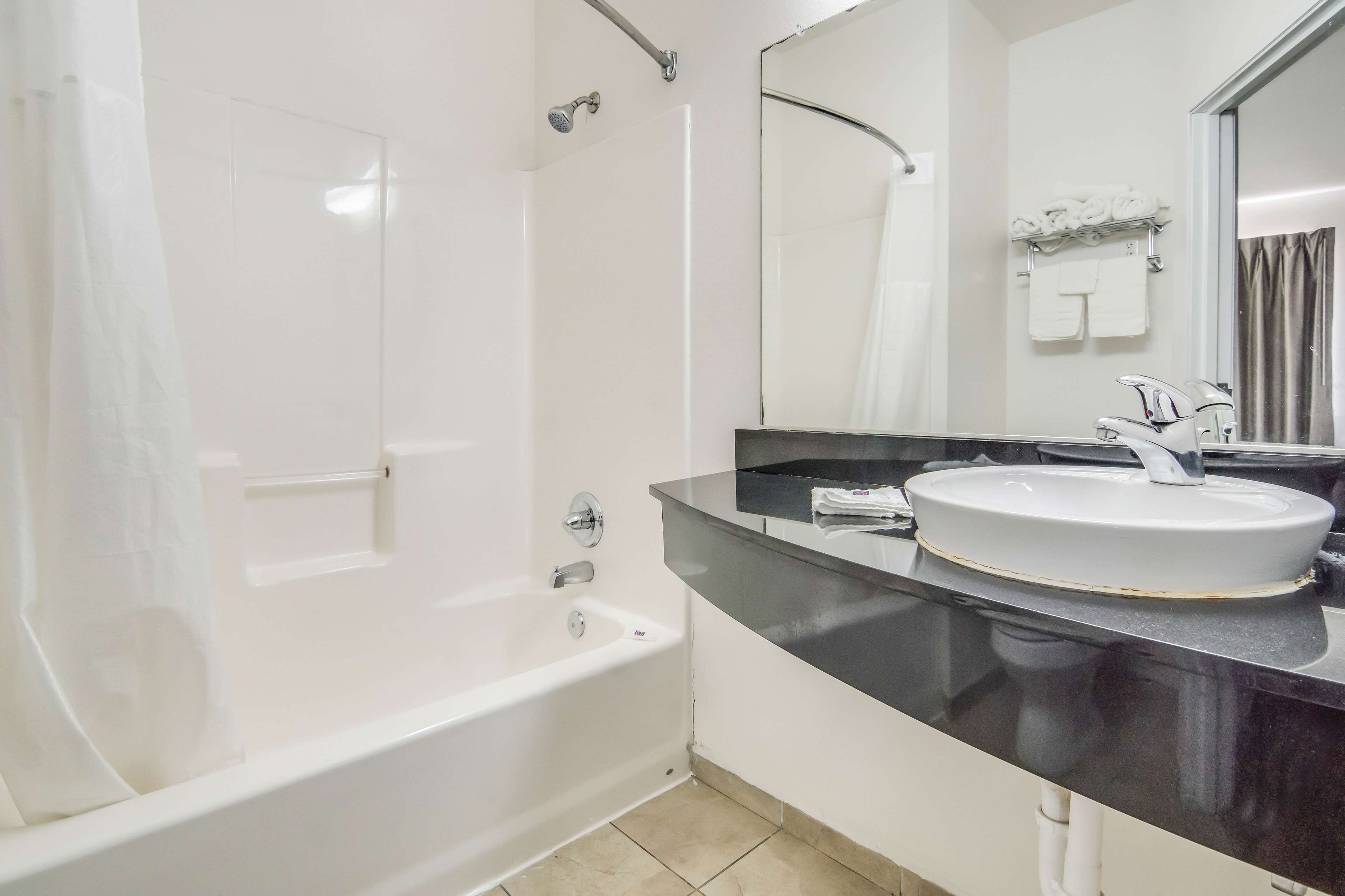 Combined shower/tub, towels