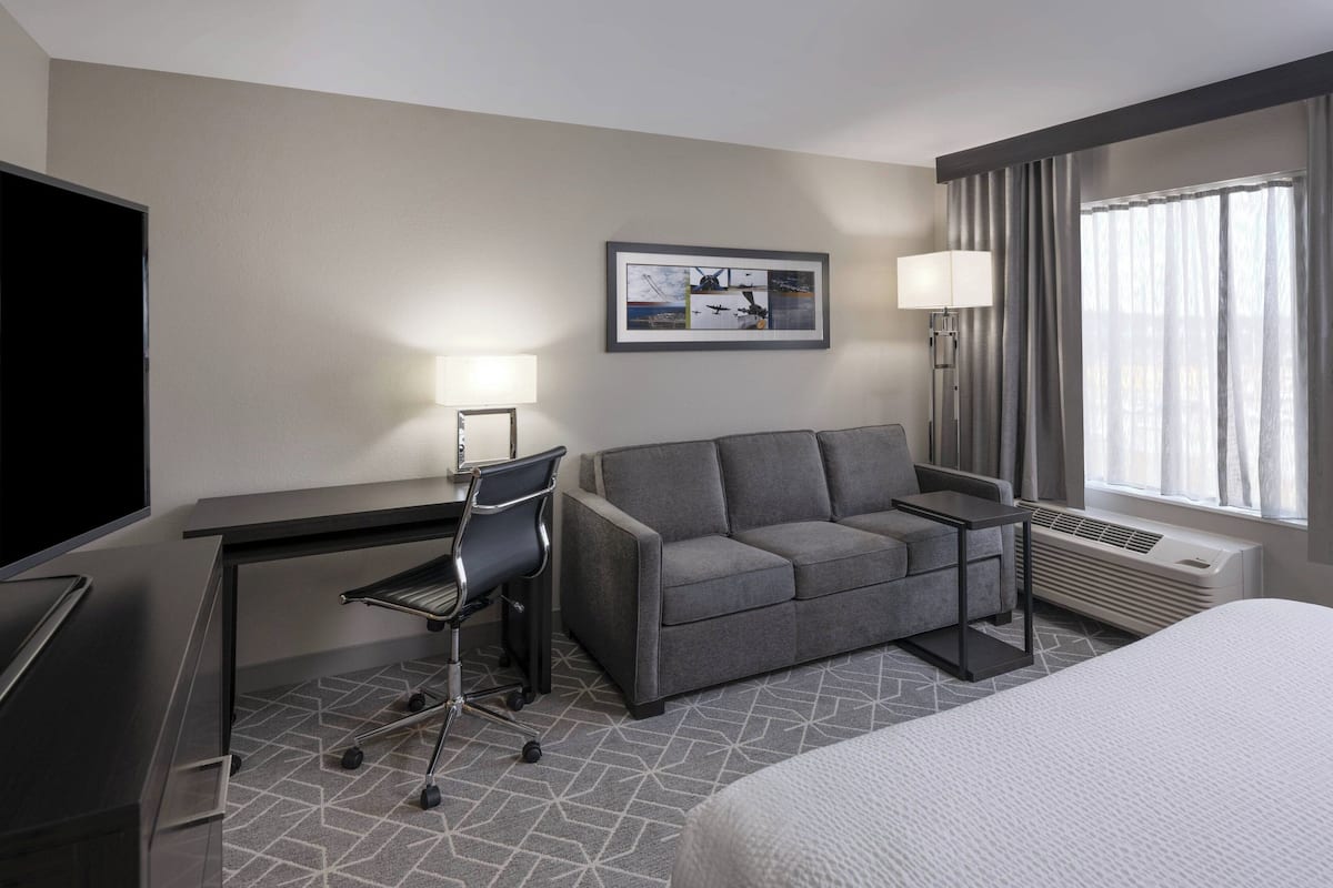 Premium bedding, in-room safe, desk, blackout drapes