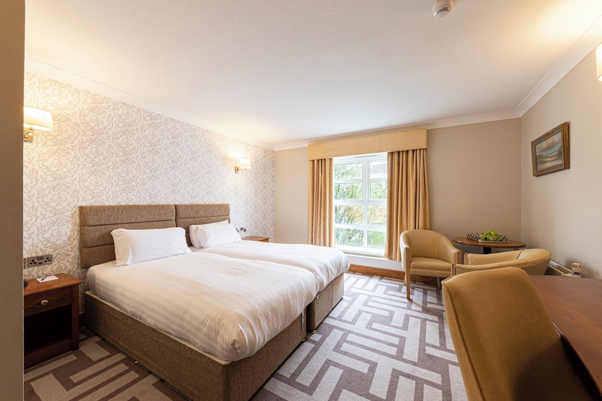 Twin Room with Street View | Skrivebord, skrivebord for bærbar PC og blendingsgardiner