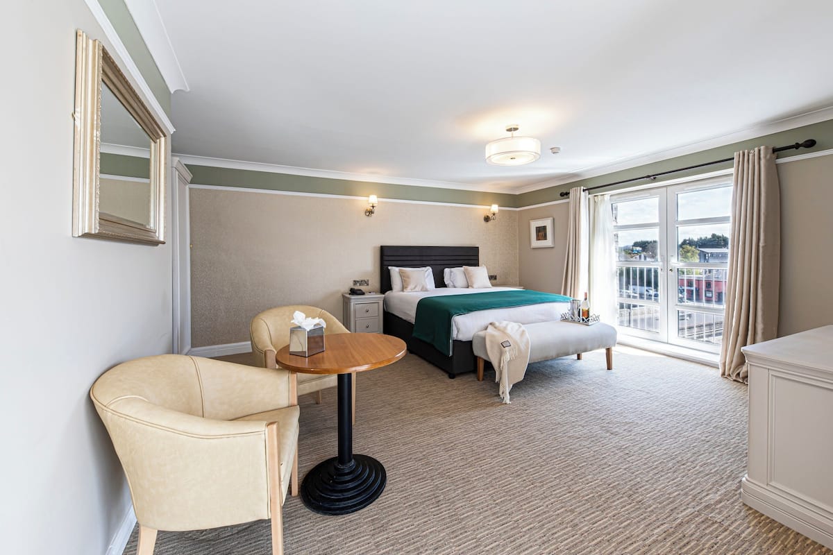 Riverview King Room | Skrivebord, skrivebord for bærbar PC og blendingsgardiner