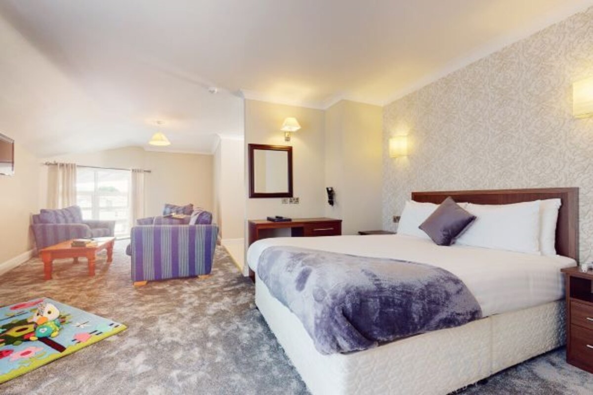 Family Room (2 Adults + 4 Children)