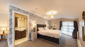 Riverview King Room | Desk, laptop workspace, blackout drapes, iron/ironing board - Ballina Manor Hotel  (Ballina)