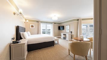 Riverview King Room | Individually decorated, individually furnished, desk, laptop workspace