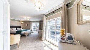 Riverview King Room | Desk, laptop workspace, blackout drapes, iron/ironing board - Ballina Manor Hotel  (Ballina)