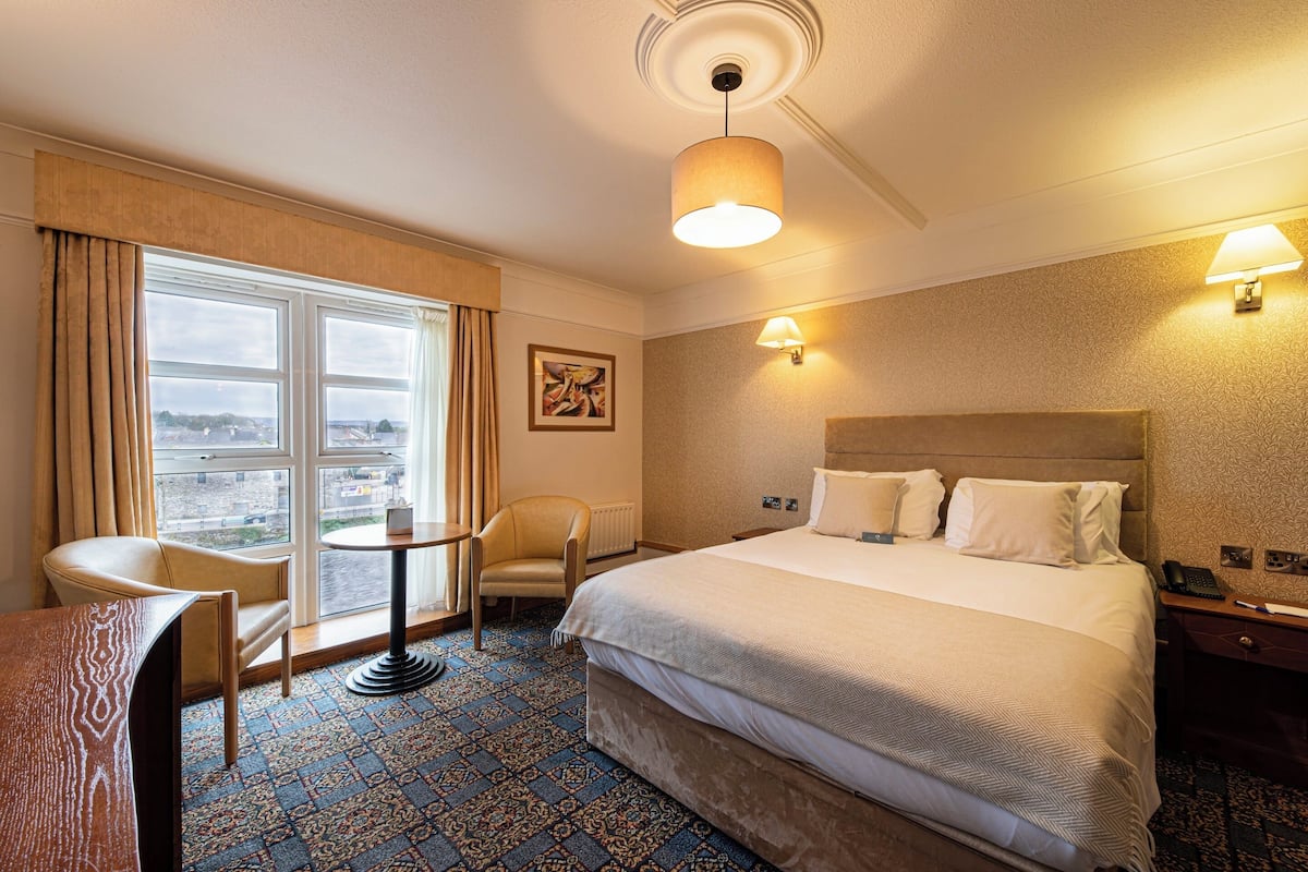 Riverview Double Room | Skrivebord, skrivebord for bærbar PC og blendingsgardiner