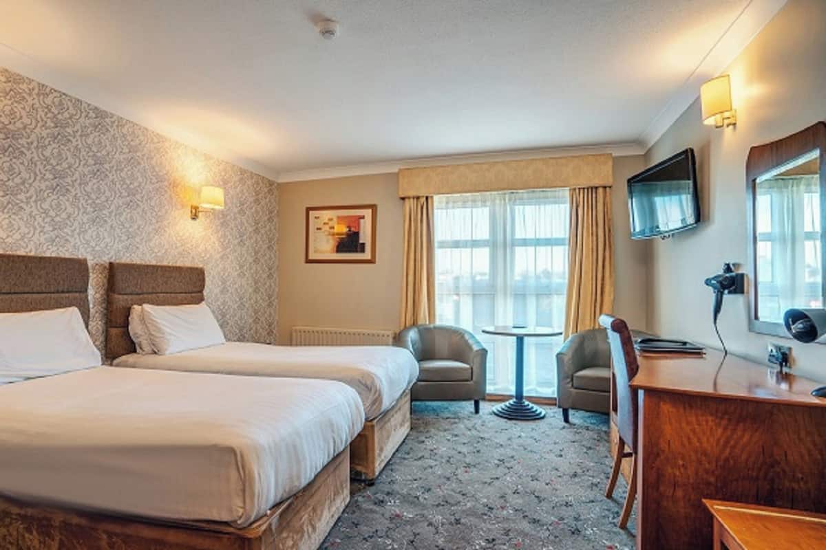 Riverview Twin Room | Skrivebord, skrivebord for bærbar PC og blendingsgardiner
