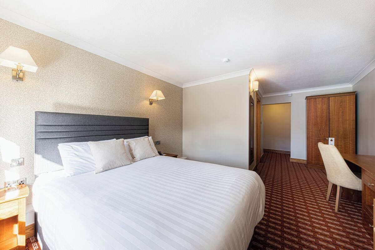 Double Room with Street View | Skrivebord, skrivebord for bærbar PC og blendingsgardiner
