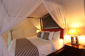 Villa, 2 Bedrooms | Katil Select Comfort, bar mini, peti besi dalam bilik, meja