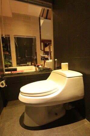 Villa, 1 Bedroom | Bilik Mandi | Tab mandi dan pancuran berasingan, tab mandi rendaman dalam