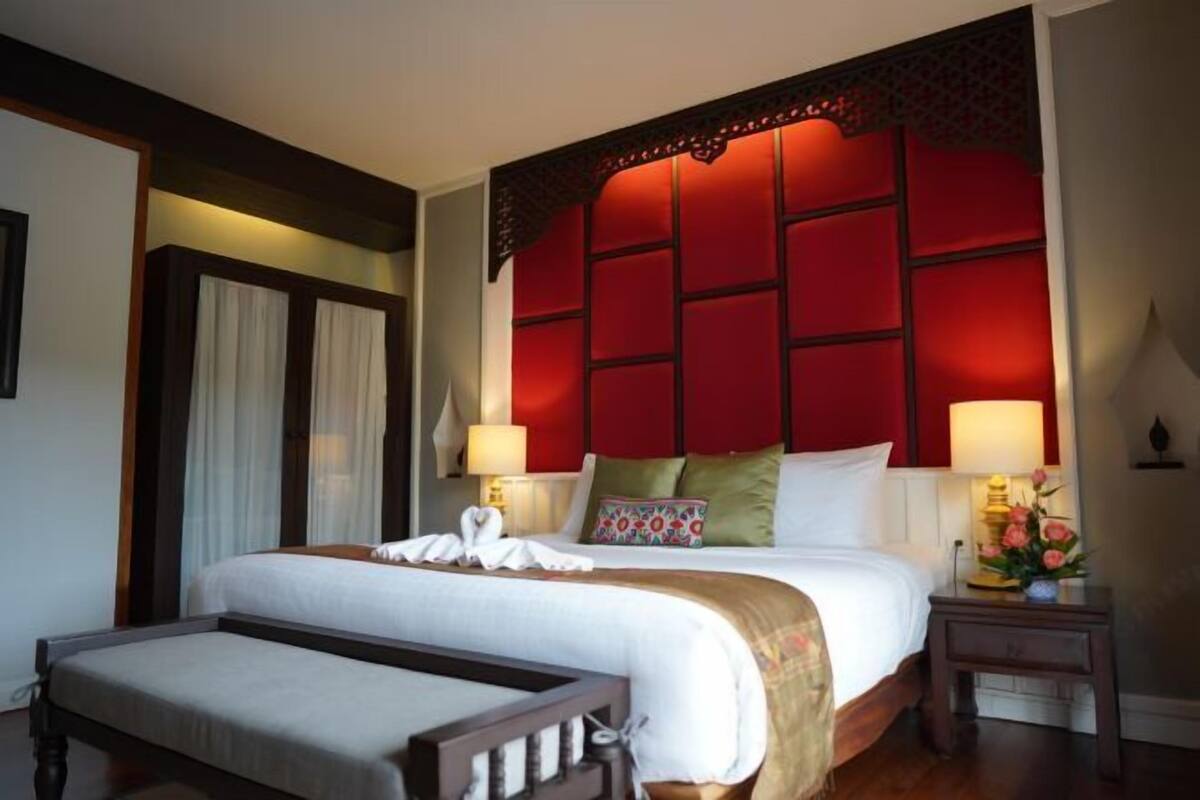 Premium bedding, down comforters, minibar, in-room safe