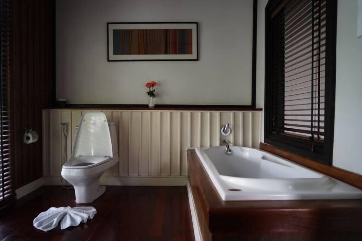 Bathroom | Separate tub and shower, free toiletries, hair dryer, bathrobes