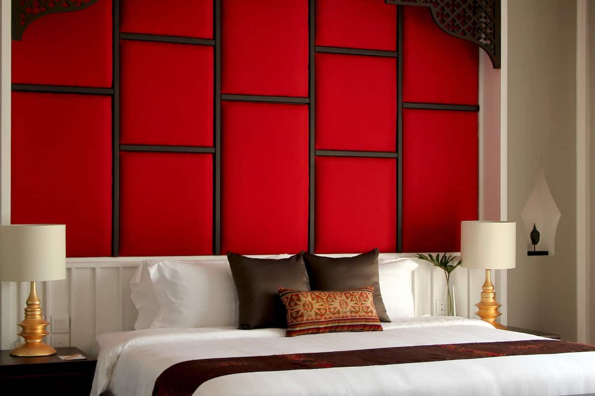 Bộ đồ giường cao cấp, chăn bông, minibar, két bảo mật tại phòng 