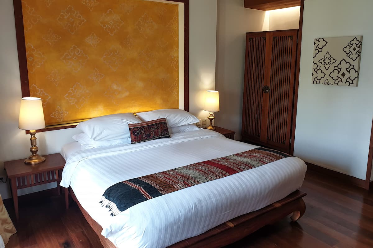 Phòng đôi Deluxe | Bộ đồ giường cao cấp, chăn bông, minibar, két bảo mật tại phòng 