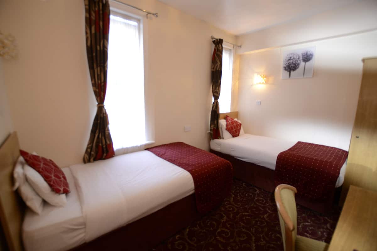Twin Room | Desk, iron/ironing board, free WiFi, bed sheets
