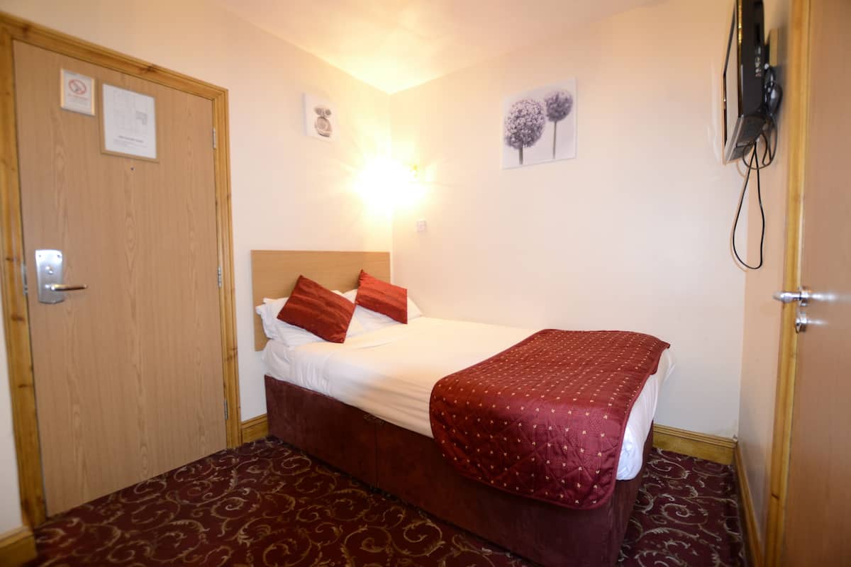 Double Room | Desk, iron/ironing board, free WiFi, bed sheets
