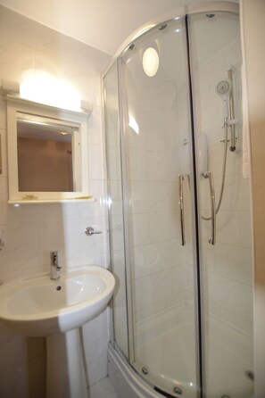 Free toiletries, hair dryer, towels - Britannia Inn Hotel (Ilford)