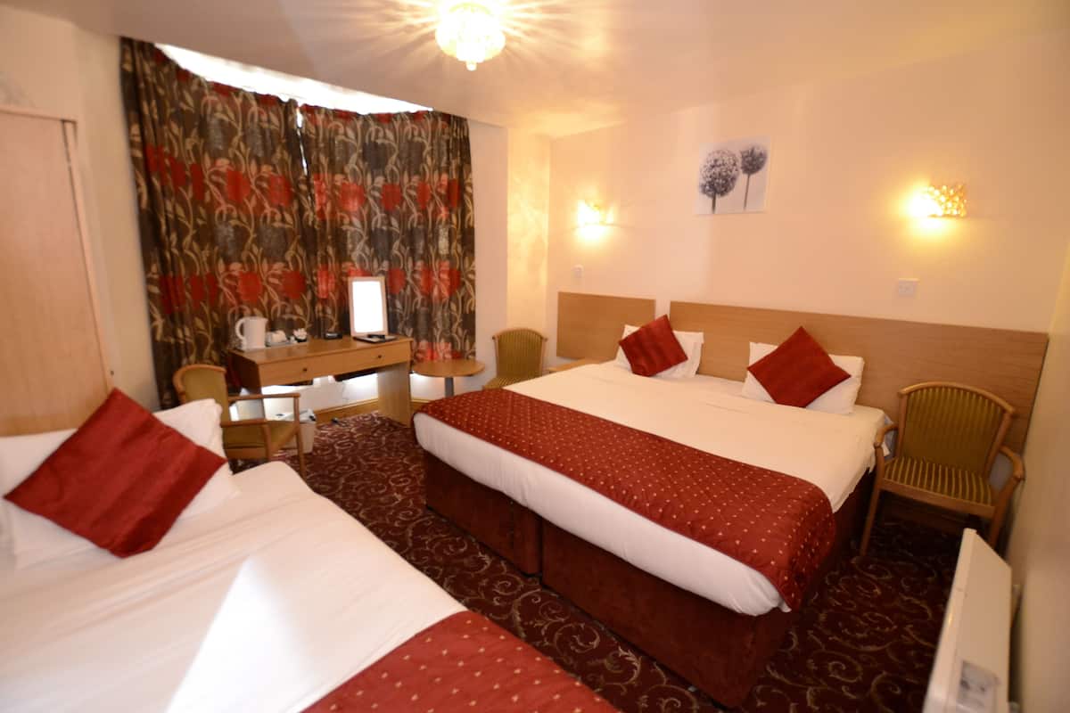 Triple Room | Desk, iron/ironing board, free WiFi, bed sheets