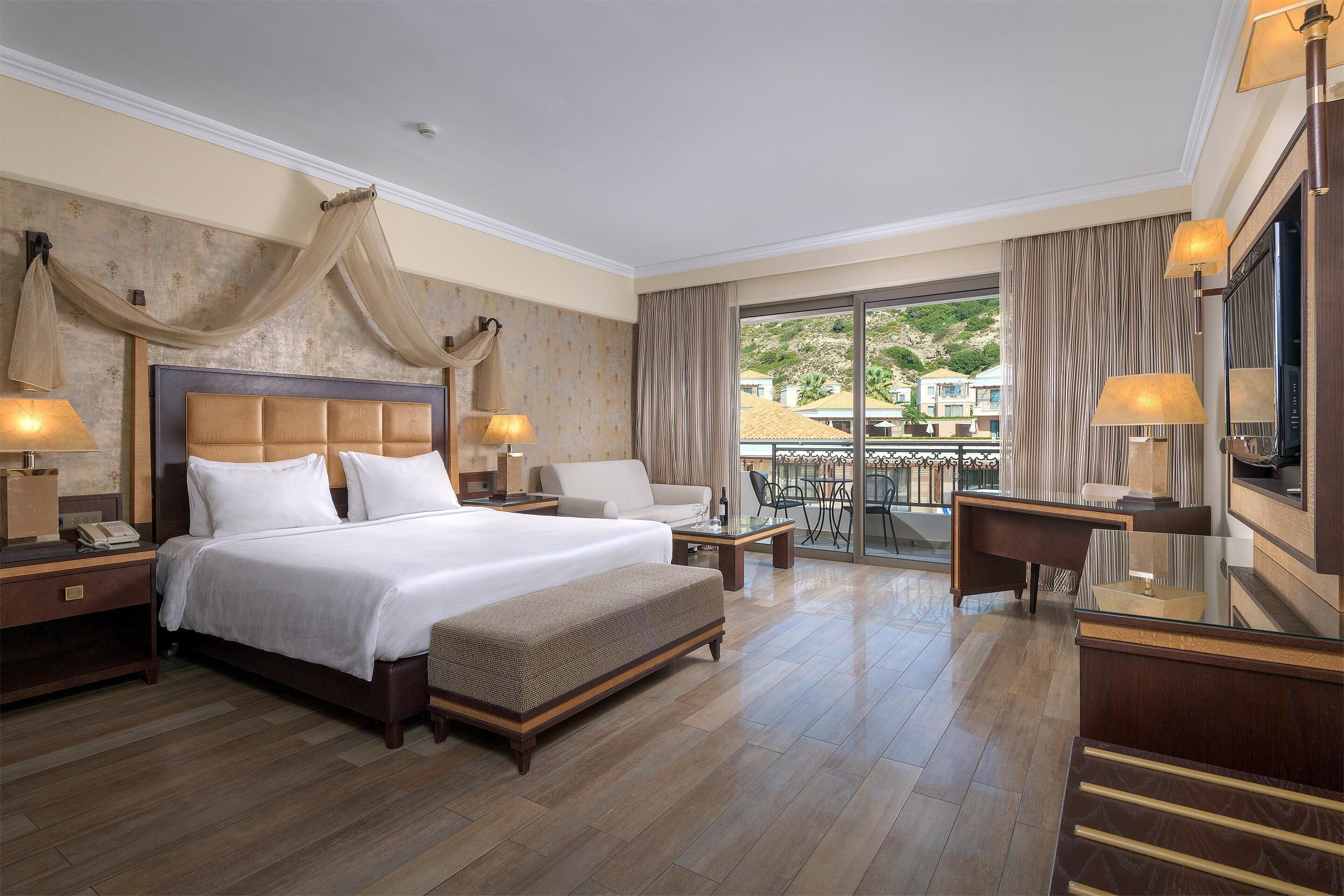 Junior Suite, Pool View (Adults Only) | Hipoallergén ágynemű, minibár, széf a szobában és íróasztal