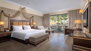 Junior Suite, Pool View (Adults Only) | Hipoallergén ágynemű, minibár, széf a szobában és íróasztal