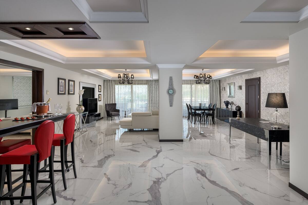 La Marquise Suite Sea View | Oppholdsområde | En 37-tommers LCD-TV med Parabol-TV samt TV og filmkjøp