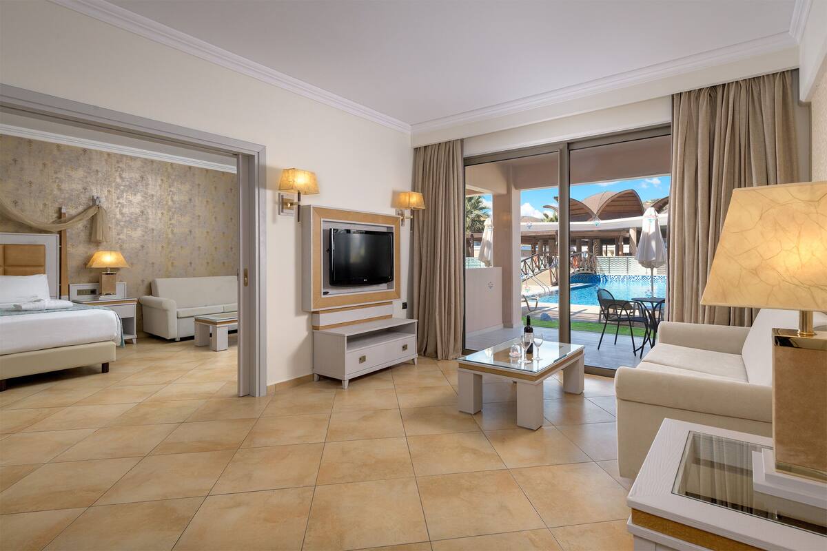 Luxury Suite, Direct Pool Access | Allergitestet sengetøy, minibar, safe på rommet og skrivebord