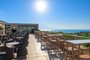 5 bares, 3 bares junto a la piscina, bar en la playa