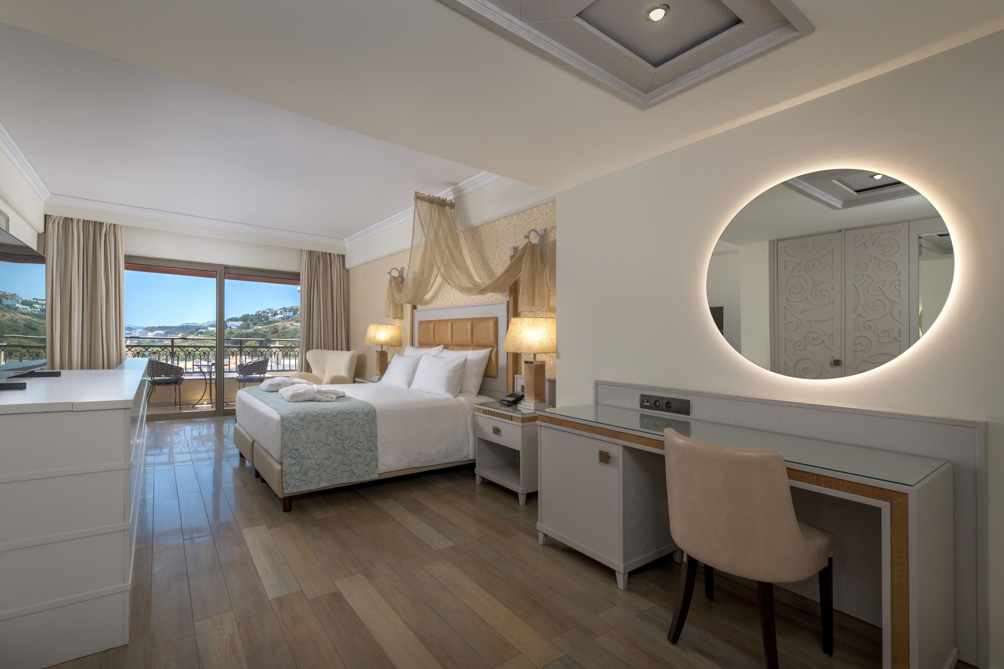 Ein Hotelzimmer mit Bett, Schreibtisch, Stuhl und einem großen Spiegel.