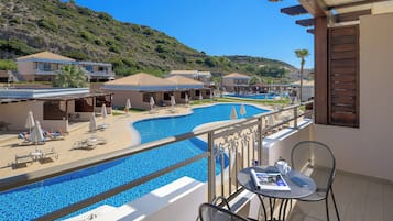 Junior Suite, Pool View (Adults Only) | 2 多间卧室、防过敏的被褥、迷你吧、客房内保险箱