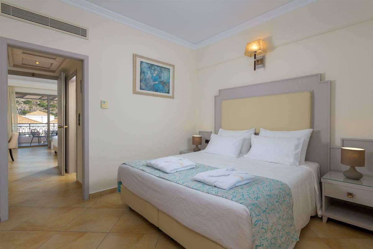 2 bedrooms, hypo-allergenic bedding, minibar, in-room safe